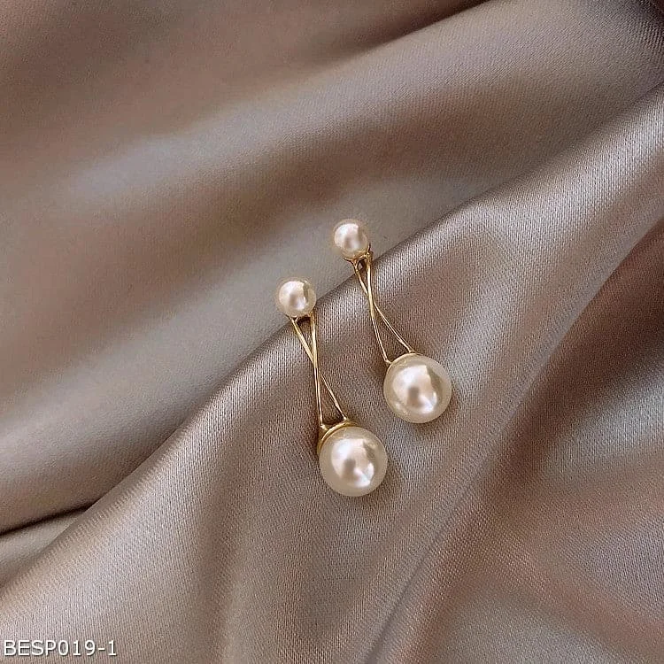 Trendy Wedding Earrings-Pearl stud earrings